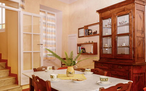 Valloria 609: Table, Meubles, Propriété, Blanc, Cabinetry, Bois, Design Intérieur, Chaise, Plante, Sol
