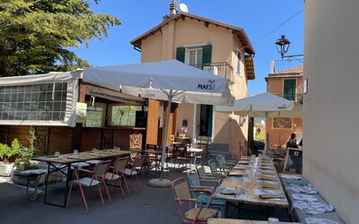 Valloria 609: Ciel, Table, Propriété, Meubles, Plante, Fenêtre, Bâtiment, Ombre, Chaise, Tableau De Plein Air
