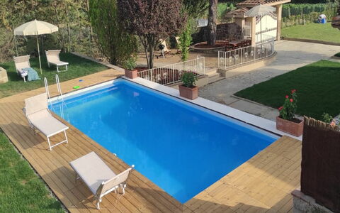 Quercitella: L'Eau, Plante, Bâtiment, Propriété, Meubles, Piscine, Chaise, Bleu Azur, Mobilier De Jardin, Ombre