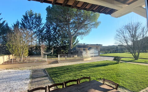 Quercitella: Ciel, Plante, Jour, Propriété, Botanique, Extérieur Banc, Ombre, La Nature, Arbre, Architecture