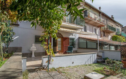 Kiwi e L'Uva - Tuscia: Plante, Bâtiment, Propriété, Fenêtre, Architecture, Lot Terre, Arbre, Maison, Végétation, Design Urbain