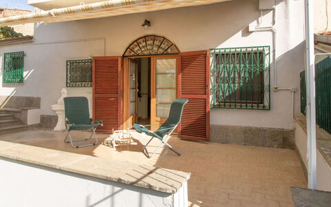 Kiwi e L'Uva - Tuscia: Meubles, Ombre, Fenêtre, Design Intérieur, Mobilier De Jardin, Bâtiment, Chaise, Loisir, Mur, Zone Résidentielle