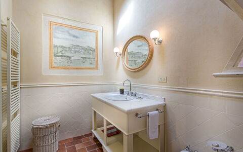 Villa Vorno: Miroir, Robinet, Évier, Luminaire Plomberie, Propriété, Lavabo, Bâtiment, Salle De Bains, Bois, Armoire De Toilette