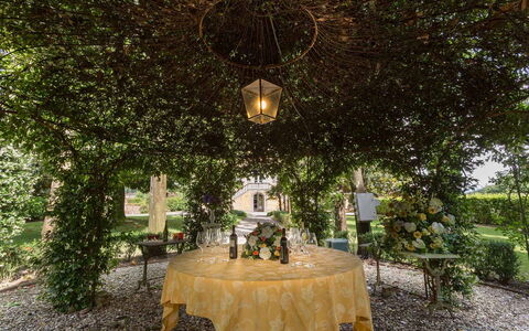 Villa Vorno: Plante, Table, Propriété, Décoration, Bâtiment, Chaise, Éclairage, Vaisselle, Tableau De Plein Air, Nappe De Table