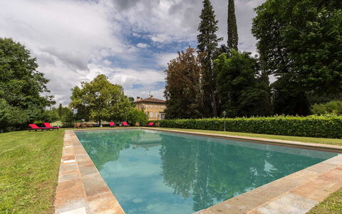 Villa Vorno: L'Eau, Nuage, Ciel, Plante, Arbre, Piscine, Plan D'Eau, Loisir, Paysage Naturel, Paysage
