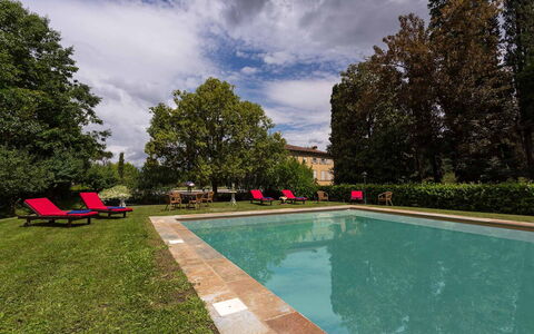 Villa Vorno: L'Eau, Plante, Nuage, Ciel, Piscine, Arbre, Bâtiment, Lot Terre, Loisir, Paysage Naturel