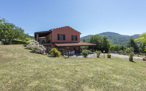 Villa Rosata: Ciel, Plante, Bâtiment, Arbre, Fenêtre, Maison, Montagne, Paysage Naturel, Lot Terre, Végétation