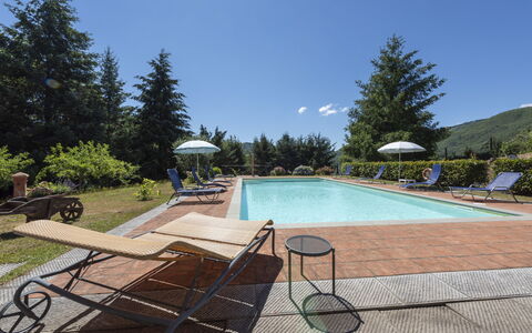 Villa Rosata: L'Eau, Plante, Ciel, Piscine, Arbre, Ombre, Mobilier De Jardin, Parapluie, Loisir, Composite