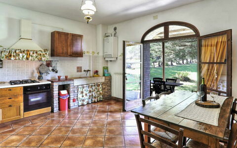Villa Le Selvole: Cabinetry, Meubles, Propriété, Comptoir, Table, Fenêtre, Cuisine, Chaise, Bois, Design Intérieur