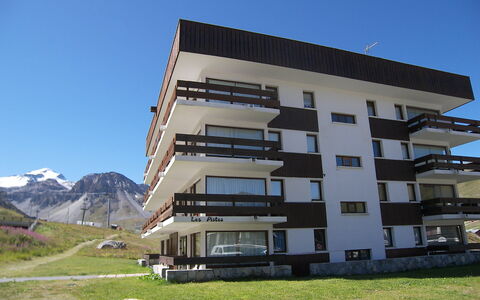 Tignes 240: Ciel, Bâtiment, Propriété, Fenêtre, Plante, Montagne, Architecture, Herbe, Design Urbain, Condominium