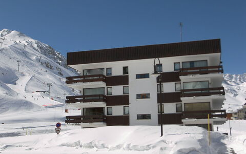 Tignes 240: Ciel, Bâtiment, Neige, Propriété, Fenêtre, Pente, Gelé, Maison, Design Urbain, Géologique Phénomène