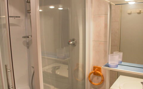 Tignes 240: Porte De Douche, Luminaire Plomberie, Propriété, Tete De Douche, Douche, Salle De Bains, Robinet, Porte, Toilette