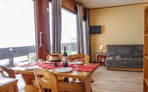Tignes 240: Table, Propriété, Meubles, Bois, Design Intérieur, Confort, Bâtiment, Sol, Sol