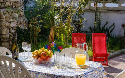 Alla Rosa Dei Venti: Table, Plante, Meubles, Vaisselle, Propriété, Chaise, Tableau De Plein Air, Orange, Textile, Nappe De Table