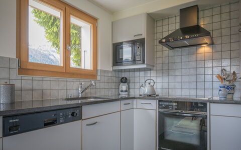Phipalo: Cabinetry, Propriété, Comptoir, Evier, Évier, Robinet, Fenêtre, Cuisinière, Bâtiment, Bois