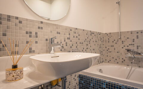 Phipalo: Marron, Baignoire, Luminaire Plomberie, Miroir, Propriété, Robinet, Salle De Bains, Design Intérieur, Éclairage
