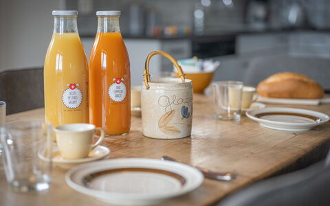 Phipalo: Vaisselle, Table, Aliments, Drinkware, Vaisselle, Bouteille, Assiette, Ingrédient, Serveware