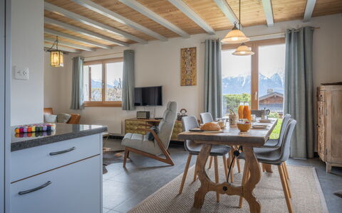 Phipalo: Table, Meubles, Cabinetry, Fenêtre, Chaise, Bois, Design Intérieur, Bâtiment, Tiroir, Ombre