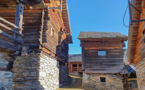 Rustico Bel Panorama: Ciel, Bâtiment, Fenêtre, Bois, Maison, Brique, Façade, Toit, Surface De La Route, Brickwork