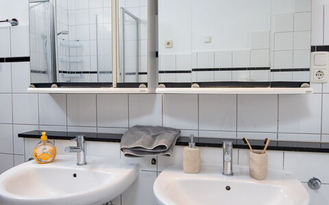 Norddeich 183: Lavabo, Luminaire Plomberie, Évier, Salle De Bains, Design Intérieur, Sol, Robinet, Plomberie, Sol, Miroir