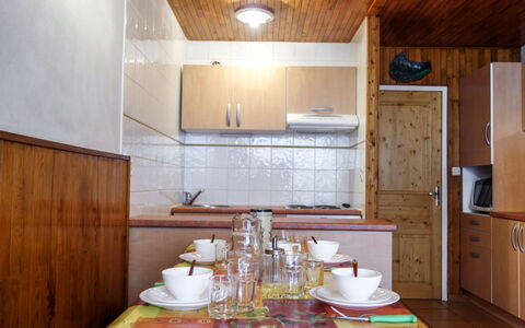 Tignes 245: Cabinetry, Propriété, Vaisselle, Meubles, Comptoir, Table, Bois, Éclairage, Cuisine, Design Intérieur