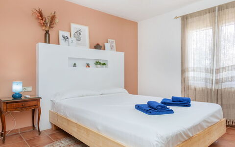 El Suro: Meubles, Lit, Design Intérieur, Chambre, Literie, Drap De Lit, Mur, Sol, Sol, Bois