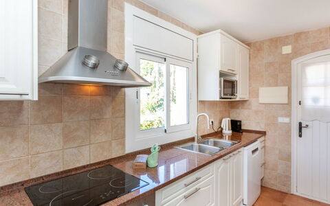 El Suro: Cuisine, Comptoir, Cabinetry, Appareil De Cuisine, Principaux Appliance, Sol, Meubles, Bois, Design Intérieur, Domicile