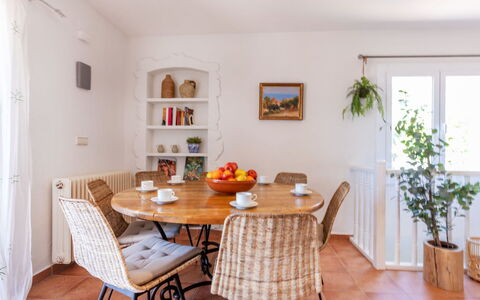 El Suro: Meubles, Design Intérieur, Table, Chaise, Bois, Sol, Table Cuisine Et Salle A Manger, Salle À Manger, Pièce, Sol