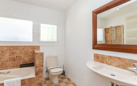 El Suro: Sol, Luminaire Plomberie, Mur, Sol, Salle De Bains, Design Intérieur, Toilette, Lavabo, Plafond, Siège De Toilette