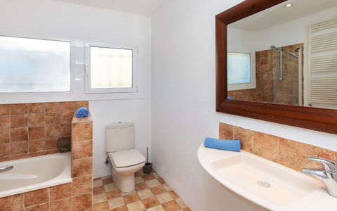 El Suro: Miroir, Robinet, Luminaire Plomberie, Propriété, Évier, Lavabo, Salle De Bains, Bleu, Bois, Rectangle