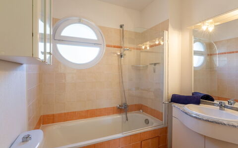 Le Mas D'Esquières 16: Baignoire, Luminaire Plomberie, Propriété, Robinet, Salle De Bains, Douche, Sol, Design Intérieur, Sol