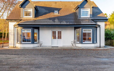 Loch Ness House: Ciel, Propriété, Fenêtre, Plante, Bâtiment, Maison, Bois, Arbre, Chalet