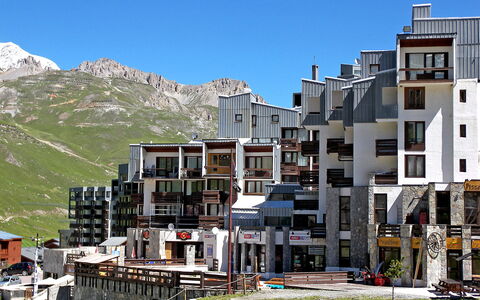 Tignes 300: Bâtiment, Ciel, Propriété, Montagne, Fenêtre, Design Urbain, Quartier, Maison, Zone Résidentielle, Paysage