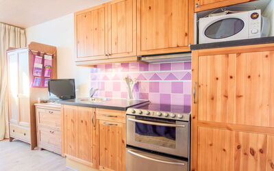 Le Sefcotel (Val Claret) 300.21: Cabinetry, Comptoir, Meubles, Appareil De Cuisine, Cuisine, Violet, Tiroir, Électroménager, Cuisinière, Bois