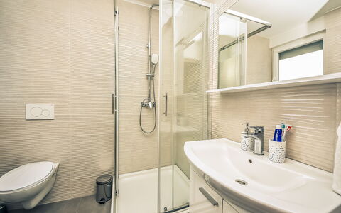 Mare: Miroir, Luminaire Plomberie, Robinet, Évier, Lavabo, Salle De Bains, Violet, Éclairage, Tete De Douche, Plante