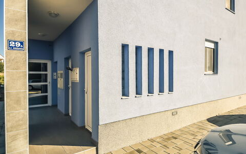 Mare: Fenêtre, Bâtiment, Ombre, Rectangle, Automotive Exterieur, Design Urbain, Immobilier, Porte, Façade, Teintes Et Ombres