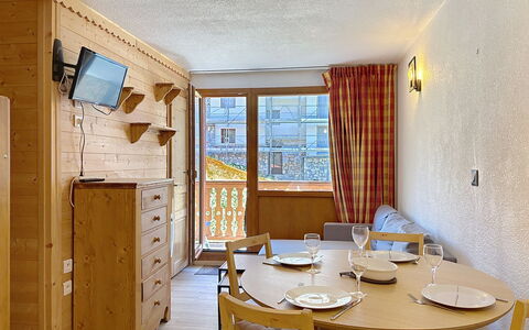 Tignes 310: Bois, Appartement, Plafond, Pièce, Tache De Bois, Cabinetry, Dur, Tiroir, Contre-Plaqué, Lumber
