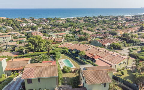 Costa Rei 114: Ciel, Jour, Propriété, Bâtiment, Plante, La Nature, L'Eau, Bleu Azur, Fenêtre, Arbre
