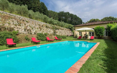 Villa Cantignano: L'Eau, Plante, Nuage, Ciel, Piscine, Vert, Arbre, Rectangle, Chaise, Paysage Naturel