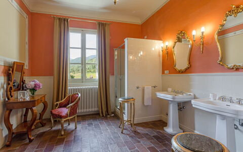 Villa Cantignano: Propriété, Meubles, Miroir, Évier, Luminaire Plomberie, Éclairage, Salle De Bains, Bois, Chaise, Design Intérieur