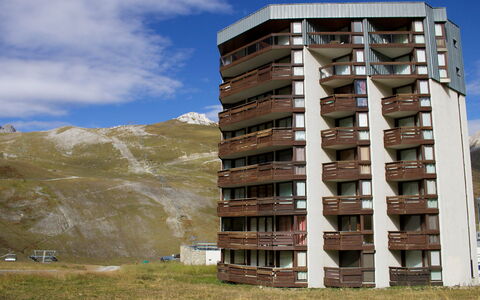 Tignes 315: Ciel, Nuage, Bâtiment, Fenêtre, La Tour, Design Urbain, Herbe, Bloc Tour, Condominium, Maison
