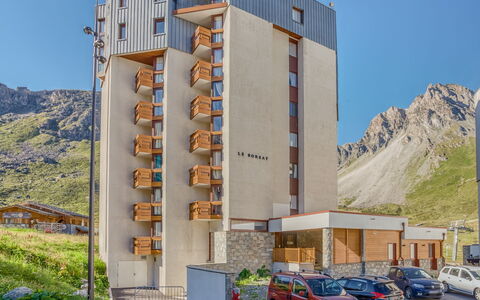 Tignes 315: Ciel, Bâtiment, Plante, Roue, Véhicule, Design Urbain, Ville, Véhicule À Moteur