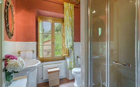 Villa Guamo: Propriété, Meubles, Luminaire Plomberie, Bâtiment, Plante, Design Intérieur, Salle De Bains, Bois, Sol, Miroir