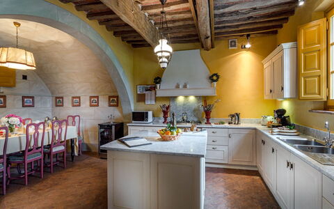 Villa Guamo: Cabinetry, Propriété, Comptoir, Évier, Bois, Architecture, Evier, Design Intérieur, Cuisine, Sol