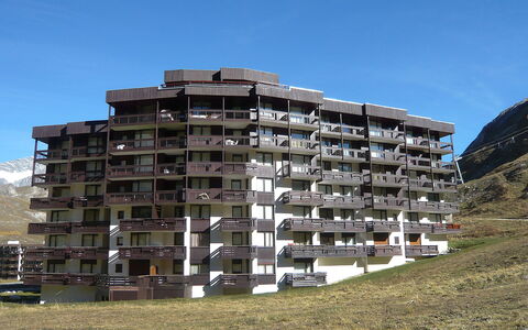 Tignes 320: Ciel, Bâtiment, Plante, Design Urbain, Zone Résidentielle, Bloc Tour, Façade, Fenêtre, Arbre, Immobilier