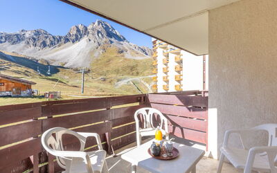 Tignes 320: Meubles, Propriété, Table, Ciel, Bâtiment, Chaise, Ombre, Pot De Fleur, Montagne, Bois