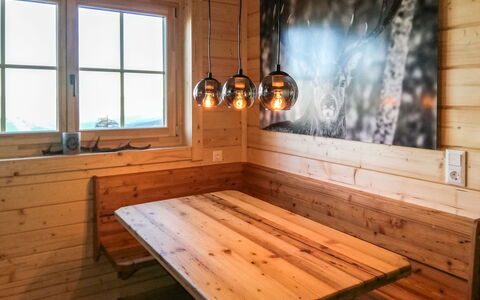 Chalet Amsel: Meubles, Fenêtre, Table, Bâtiment, Bois, Design Intérieur, Tache De Bois, Chaise, Sol, Sol