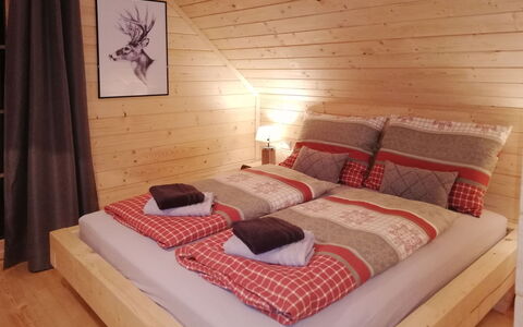 Chalet Amsel: Meubles, Propriété, Confort, Bois, Cadre De Lit, Design Intérieur, Oreiller, Bâtiment, Lit, Ombre