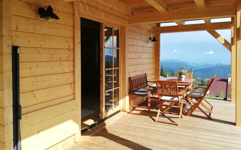 Chalet Amsel: Bâtiment, Propriété, Ciel, Bois, Ombre, Design Intérieur, Porche, Table, Porte, Tache De Bois