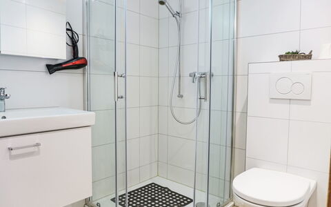 Schwendi 3: Salle De Bains, Luminaire Plomberie, Sol, Design Intérieur, Sol, Toilette, Plomberie, Siège De Toilette, Douche, Lavabo